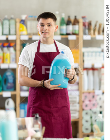 Salesman offers to buy detergent in supermarket 130045294