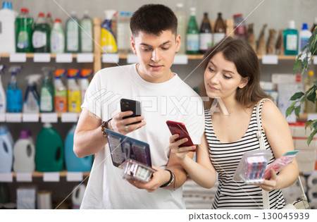 Couple buyer scans qr code on razor label 130045939