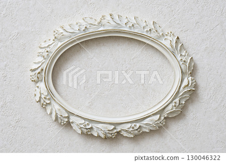 垂懸在白色牆壁上的橢圓形框架 130046322