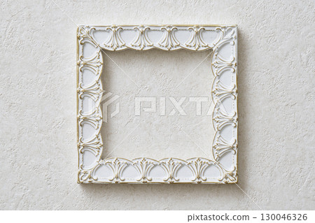 垂懸在白色牆壁上的方形的框架 130046326