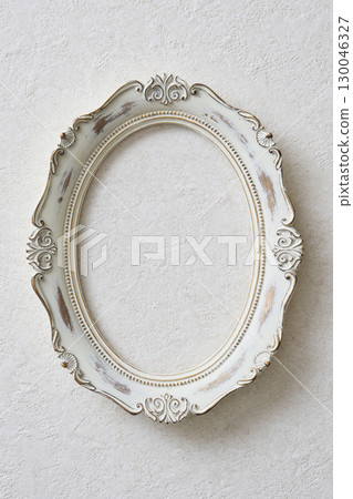垂懸在白色牆壁上的橢圓形框架 130046327