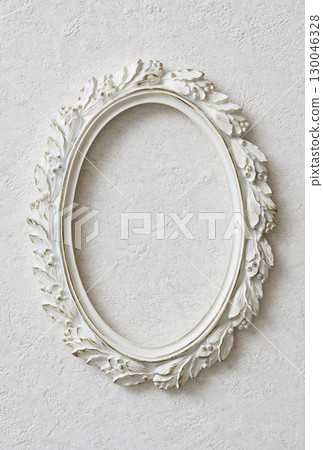 垂懸在白色牆壁上的橢圓形框架 130046328