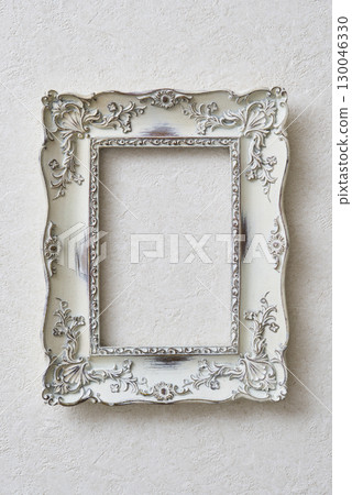 垂懸在白色牆壁上的古董框架 130046330