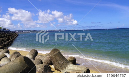沖繩縣北谷町美濱的迪波島和藍天 沖繩縣北谷町美濱的迪波島和藍天 130046767