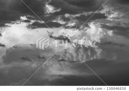 落日照射下的夏季積雨雲 a-5 單色 落日照射下的夏季積雨雲 a-5 單色 130046830