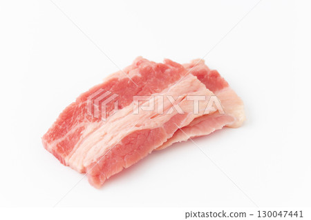 白色背景下燒烤的牛肋排（牛肚） 130047441