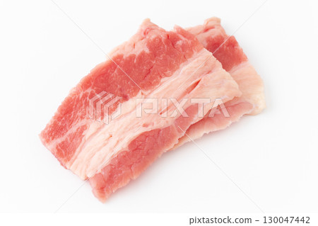 白色背景下燒烤的牛肋排（牛肚） 130047442