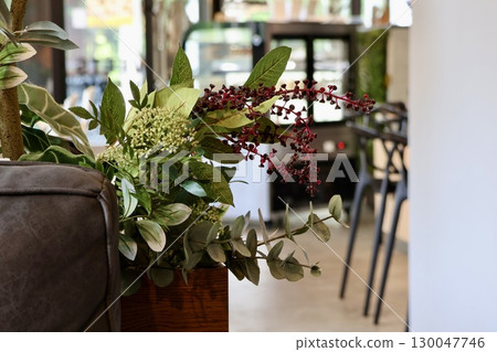 咖啡館內部以人造綠色植物裝飾。 130047746