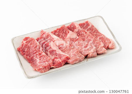 白色背景盤上放著烤牛肉裙邊牛排 130047761