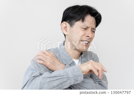 中年男性肩痛、肩周炎、肩袖 中年男性肩痛、肩周炎、肩袖 130047797