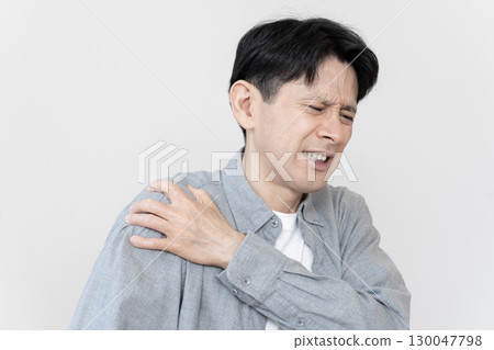 中年男性肩痛、肩周炎、肩袖 中年男性肩痛、肩周炎、肩袖 130047798