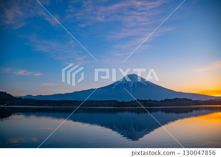 【靜岡縣】冬日的田貫湖、黎明時的富士山 【靜岡縣】冬日的田貫湖、黎明時的富士山 130047856