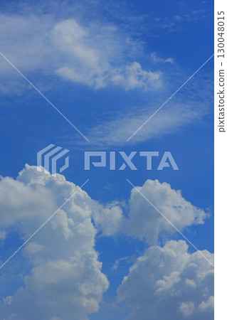 藍天和白色雲彩 130048015