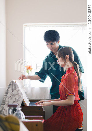一個女人彈鋼琴 130048273
