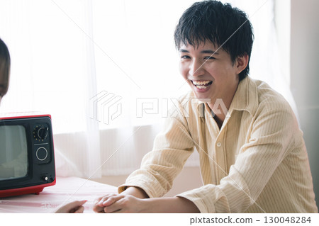 一個面帶微笑的年輕人 130048284