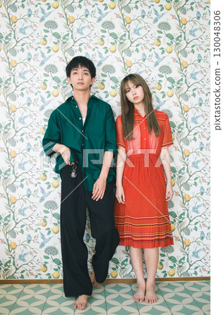 年輕夫婦 130048306