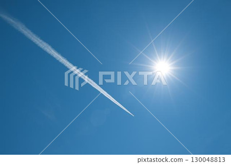 藍天、陽光、凝結尾跡 130048813