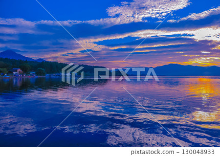 Colorful clouds reflected on the lake surface 130048933