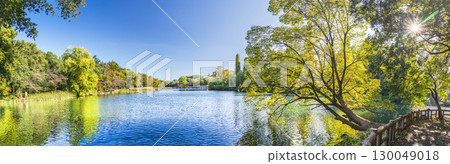 初秋的井之頭公園全景[東京都、武藏野市～三鷹市] 130049018