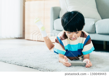 男孩玩智能手機 130049443