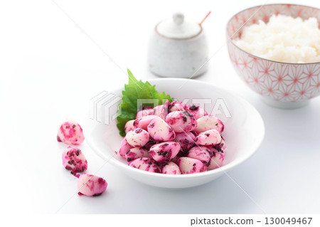 一張日式美食圖片,紫蘇、鰹魚、大蒜和白米飯在白色背景下格外醒目。這張照片非常適合搭配米飯作為配菜或小吃。 一張日式美食圖片,紫蘇、鰹魚、大蒜和白米飯在白色背景下格外醒目。這張照片非常適合搭配米飯作為配菜或小吃。 130049467