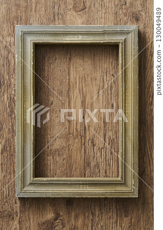 掛在老式木牆上的畫框 130049489