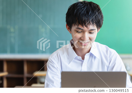 使用計算機學習的男學生 130049515