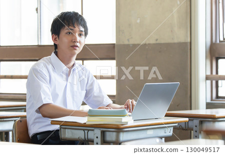 使用計算機學習的男學生 130049517