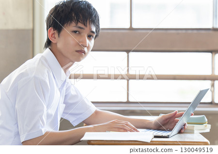 使用計算機學習的男學生 130049519