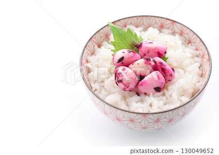 A Japanese dish of white rice topped with perilla, bonito, and garlic. A colorful table image of pickled garlic and perilla. A Japanese dish of white rice topped with perilla, bonito, and garlic. A colorful table image of pickled garlic and perilla. 130049652
