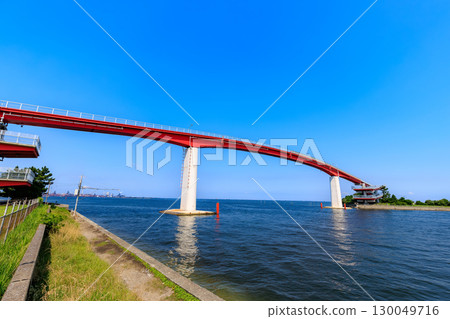 Nakanoshima Bridge in Toriizaki Seaside Park, Kisarazu City, Chiba Prefecture 130049716