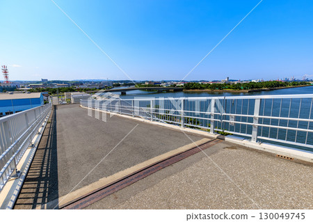 Nakanoshima Bridge in Toriizaki Seaside Park, Kisarazu City, Chiba Prefecture 130049745