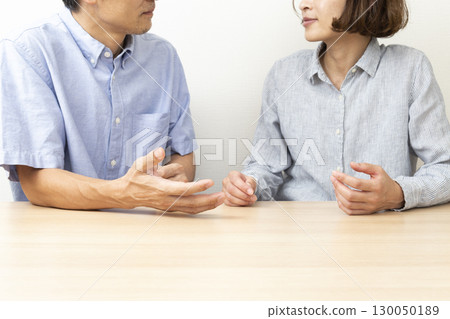一對夫婦在白色背景上討論 一對夫婦在白色背景上討論 130050189