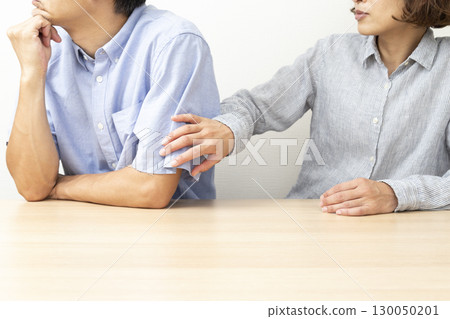 白色背景下打架的男人和女人 白色背景下打架的男人和女人 130050201