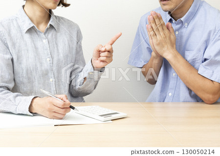 丈夫在白人背景下向妻子道歉 130050214