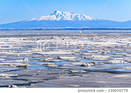 流冰覆蓋的鄂霍次克海和斜里山的冬季風景 流冰覆蓋的鄂霍次克海和斜里山的冬季風景 130050779