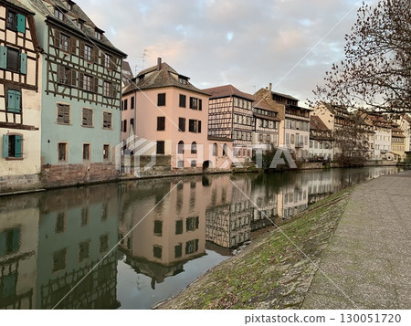 斯特拉斯堡世界遺產小法蘭西的冬日日落 斯特拉斯堡世界遺產小法蘭西的冬日日落 130051720