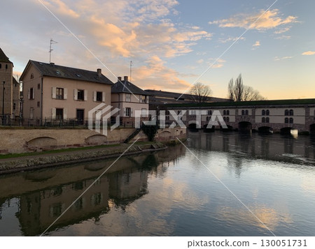 斯特拉斯堡世界遺產小法蘭西島沃邦水壩的冬日日落 130051731