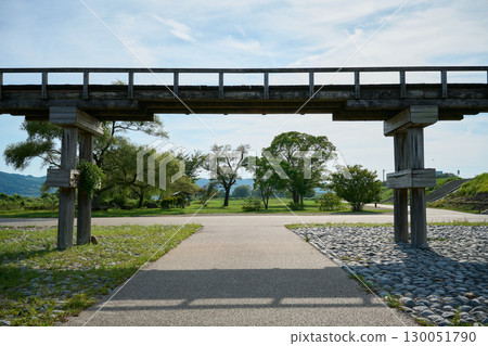 蓬萊橋腳下精心維護的公園 130051790