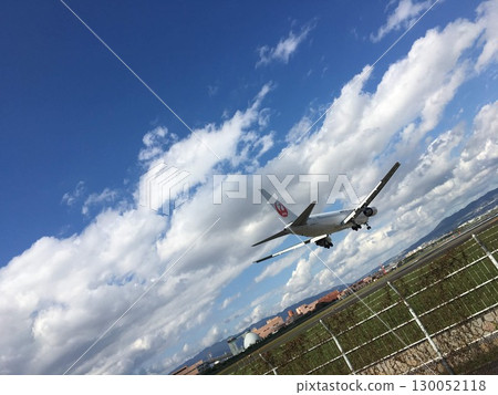 客機降落在大阪國際機場和藍天 130052118