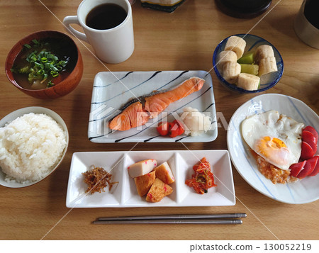 Grilled salmon set meal A classic Japanese breakfast dish - Grilled fish set meal (grilled salmon set meal) 130052219
