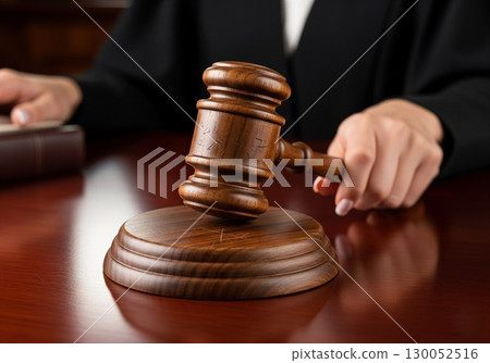 (人工智慧生成的)正義、審判與法律的圖像:手持木槌 (人工智慧生成的)正義、審判與法律的圖像:手持木槌 130052516