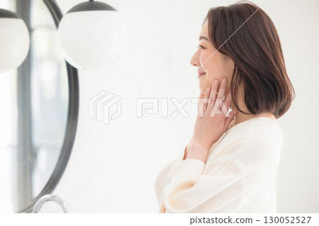 檢查你的皮膚的女人 130052527