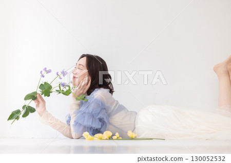 一位成熟女性手捧鮮花,面帶微笑(美麗/自然圖片) 一位成熟女性手捧鮮花,面帶微笑(美麗/自然圖片) 130052532