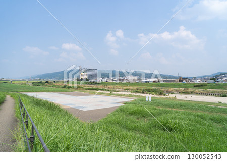 Ishikawa River seen from Tamatebashi Bridge (Kashiwara City and Fujiidera City, Osaka Prefecture) 130052543
