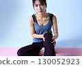 Image of a woman with knee pain 130052923