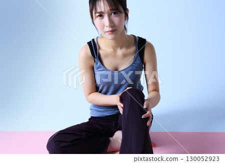 膝蓋疼痛的女性形象 130052923