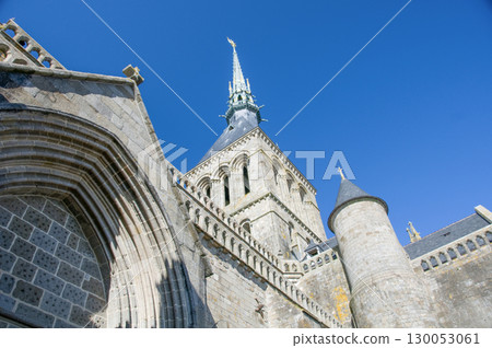 金色的守護天使，大天使米迦勒，在聖米歇爾山修道院的頂部閃耀 130053061