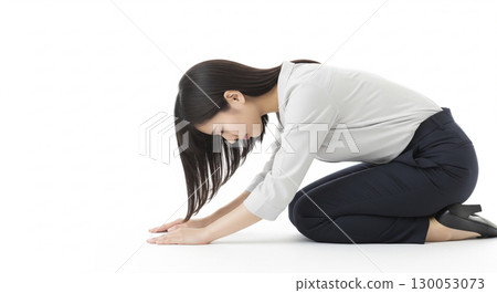Businesswoman kneeling down 130053073