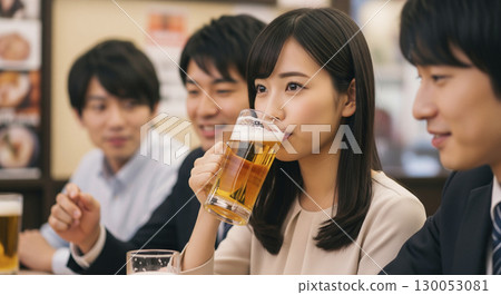 Drinking at an izakaya with coworkers after work 130053081